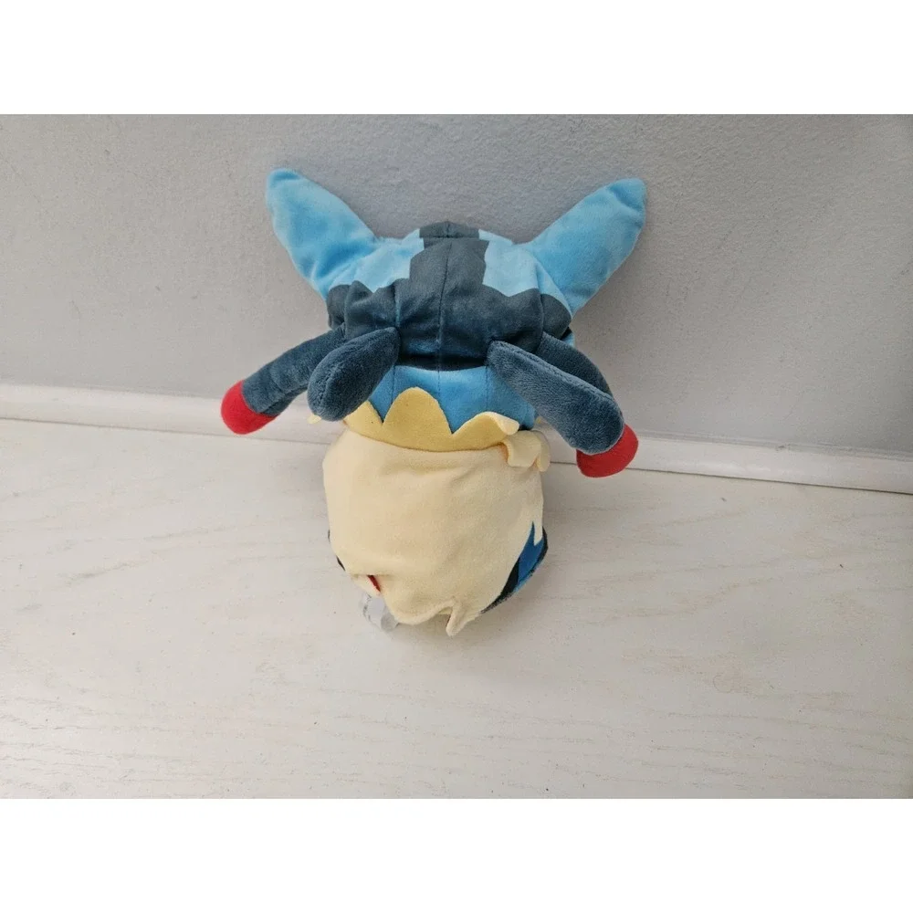 Mega Lucario Poncho outfit Pikachu 9